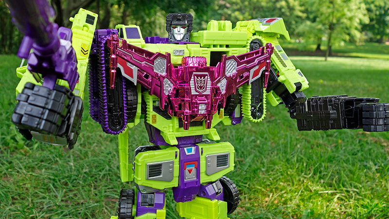 Illustration for article titled The Colossal New Transformers Devastator Is Better than the Original